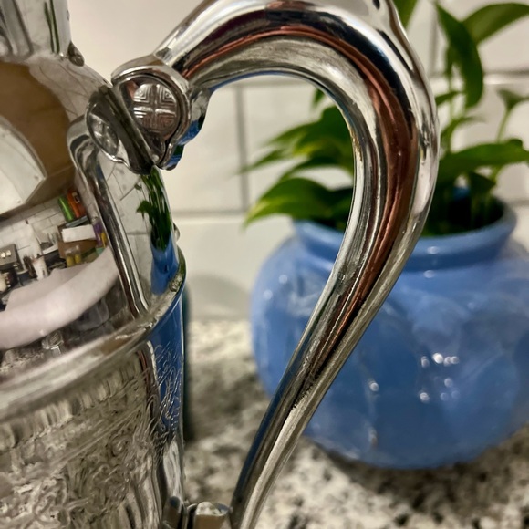 Vintage Martini Shaker Mid-Century Chrome Grapevine with a Pour spout - Picture 6 of 16